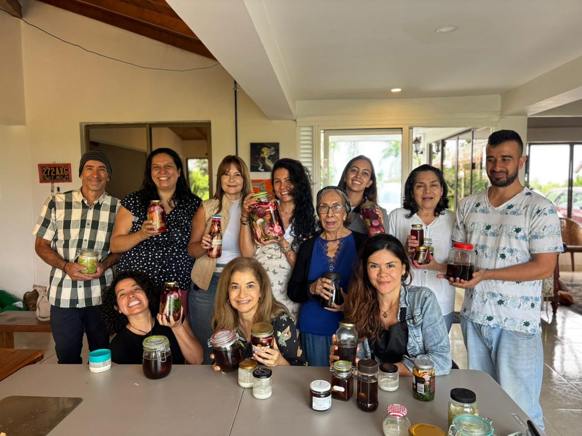 Participantes del taller de fermentación con sus frascos